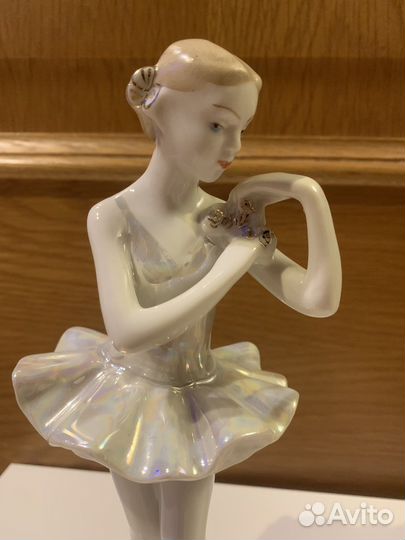 Фарфоровая статуэтка Балерина с цветком