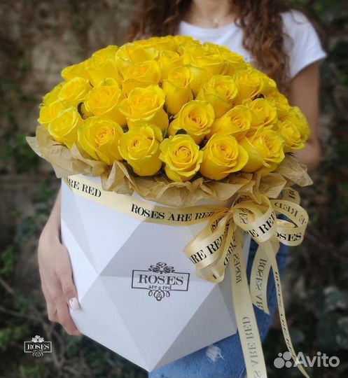 Букет желтых роз в коробке