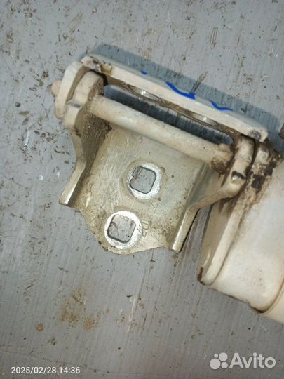 Петля двери передняя правая Renault Megane K4M