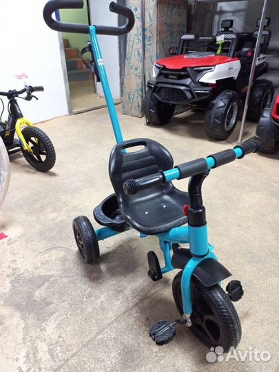 Детский трехколесный велосипед новый с ручкой