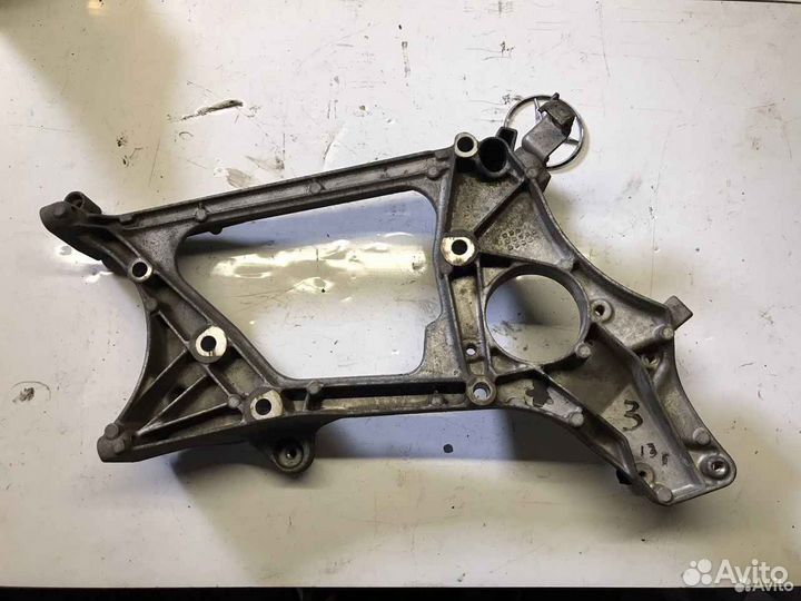 Кронштейн на двигателя Мерседес м651