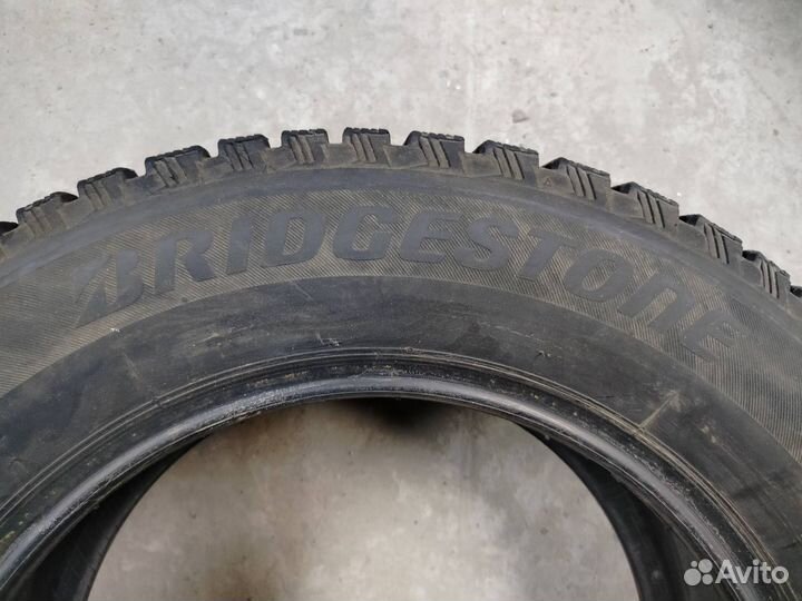 Bridgestone Blizzak Spike-01 215/65 R16