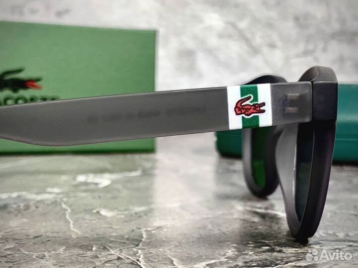 Очки Lacoste классические с комплектом