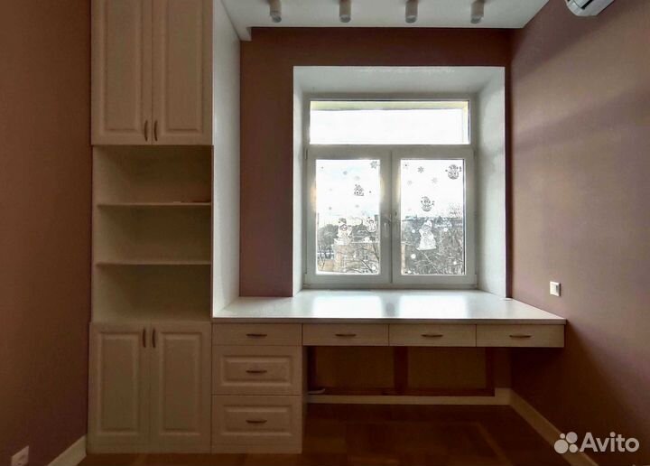 Рабочая зона в углу у окна