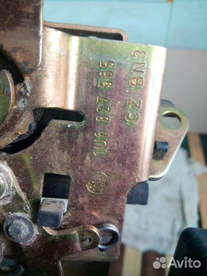 Замок крышки багажника задний Skoda Octavia tour