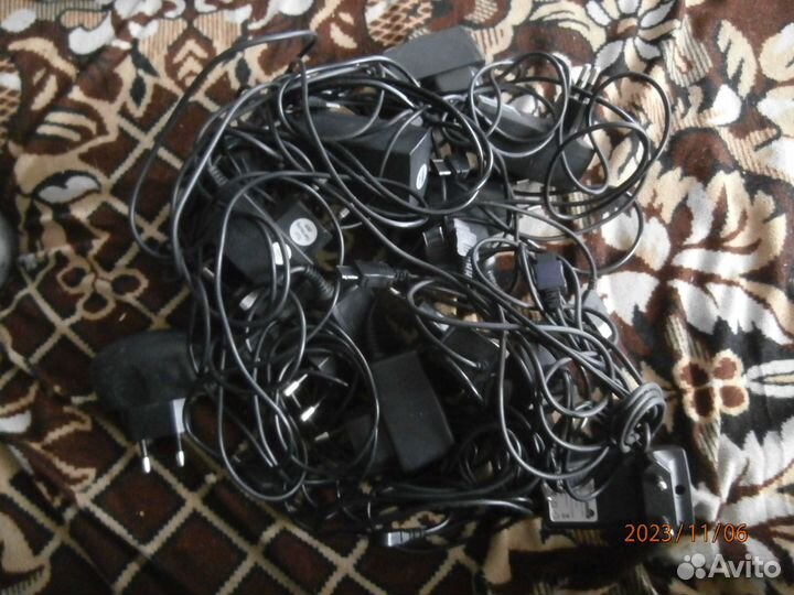 84 зарядных устройства для старых телефонов