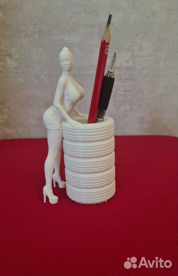 Оригинальная подставка для канцелярии Девушка
