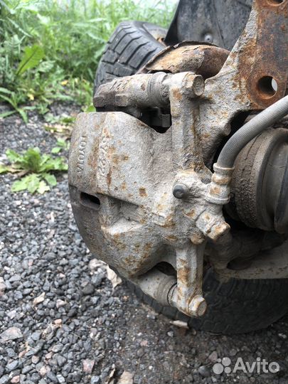 Суппорт передний правый Toyota Camry SV30