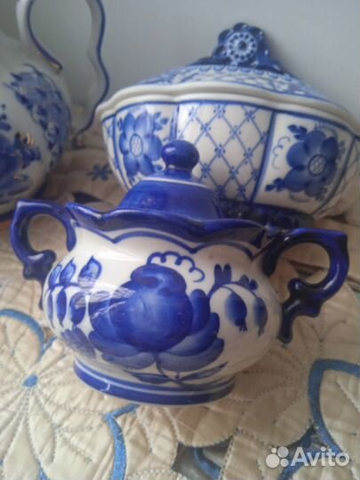 Чайник, сахарница и конфетница Гжель