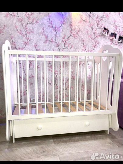 Детская кроватка с маятником и ящиком