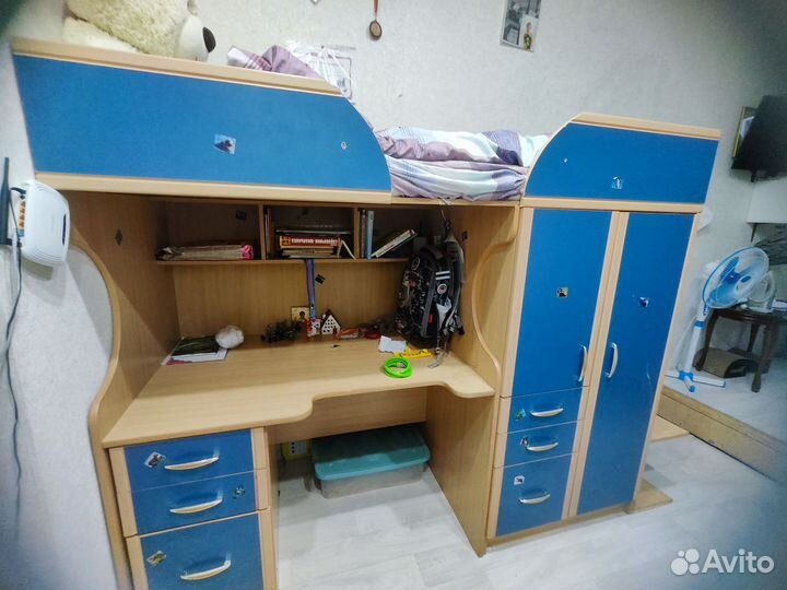 Детская кровать чердак со столом и шкафом