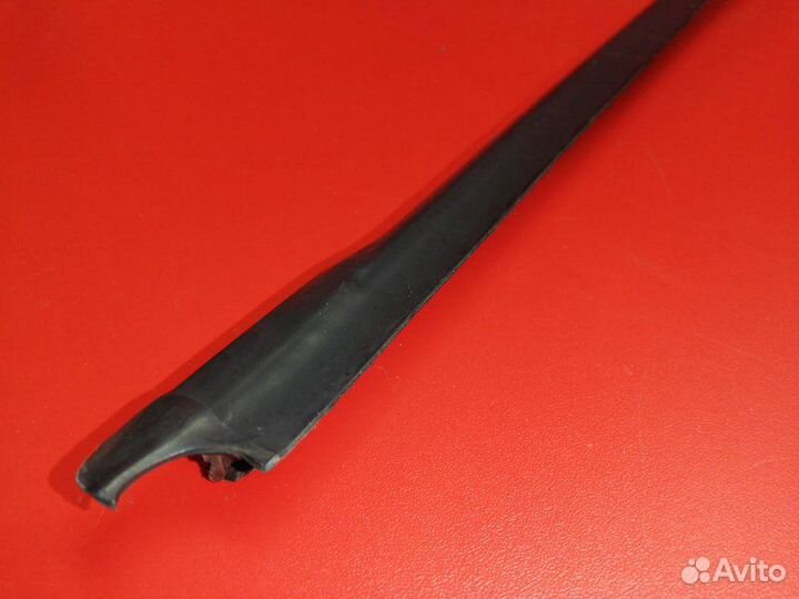 Уплотнитель стекла двери задний правый Peugeot 307