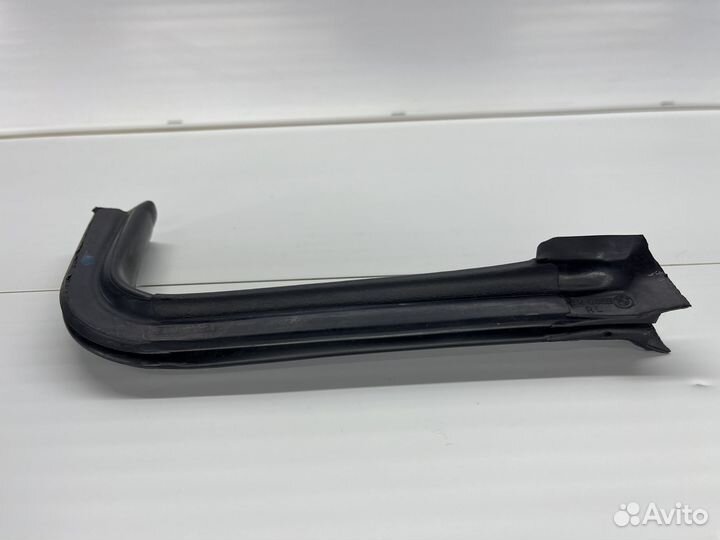 Уплотнитель капота левый BMW X3 E83 N52