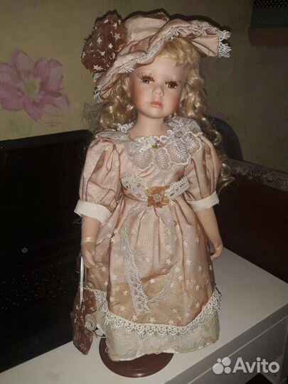 Кукла фарфор