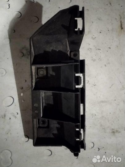 Кронштейн бампера 31265595