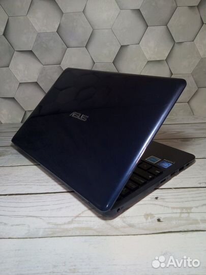 Нетбук Asus E203M