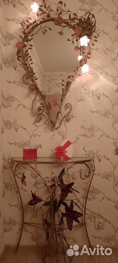 Дизайнерское зеркало и столик