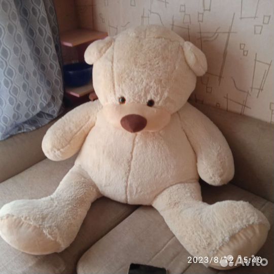 Большой плюшевый медведь
