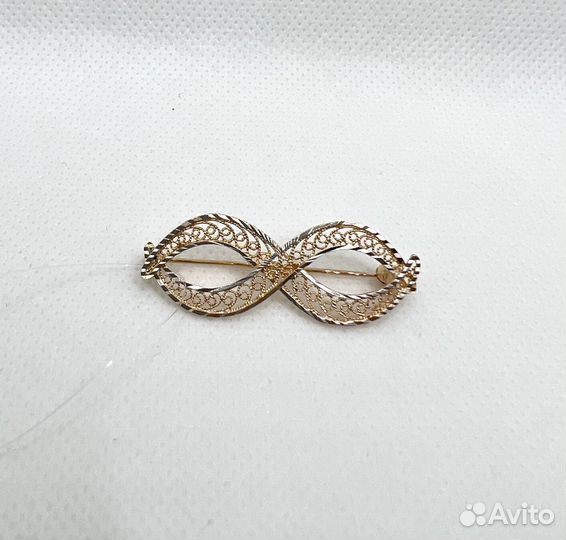 Золотая брошь бесконечность