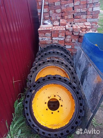 Колеса на фронтальный мини погрузчик цельнолитые