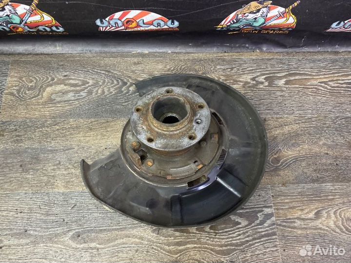 Кулак задний левый Bmw E90