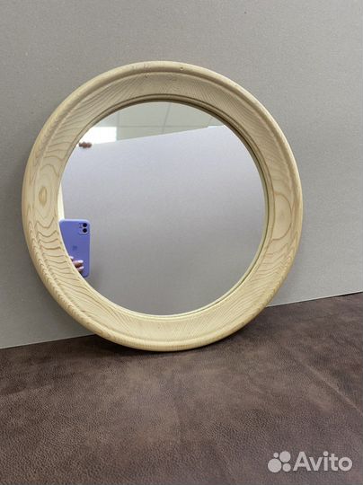 Зеркало в круглой деревянной раме