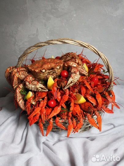 Мужской съедобный букет с раками и крабом