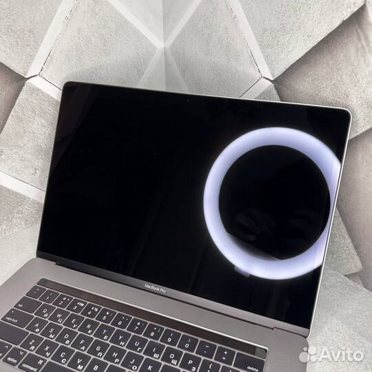MacBook Pro 15 2017, 16/1TB, 100 циклов