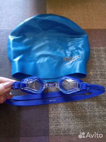 Шапочка и очки для плавания