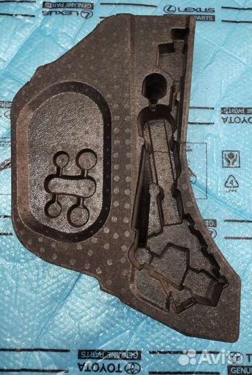 Накладка запасного колеса Camry 55 под инструменты