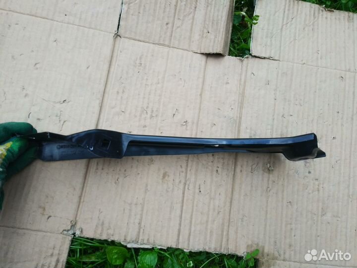 Кронштейн передней панели правый Skoda Rapid 2