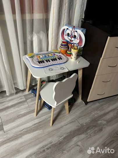 Детский стол и стул + полка для книг