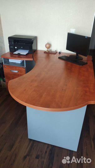 Стол офисный руководителя с тумбой