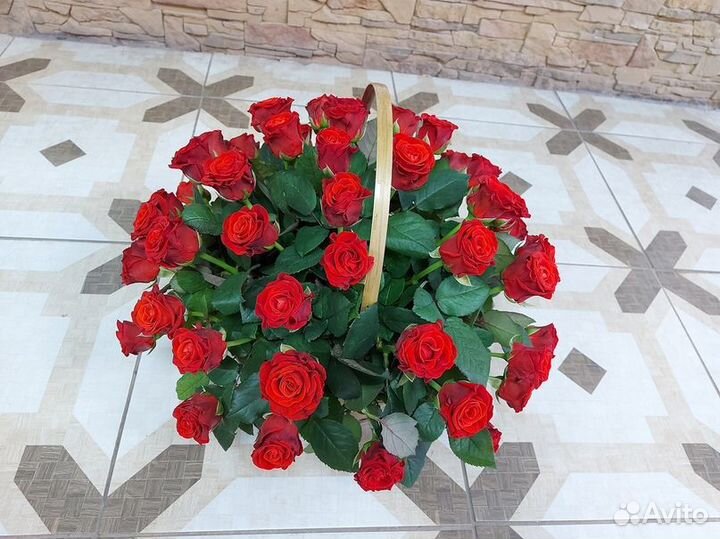 Розы в корзине