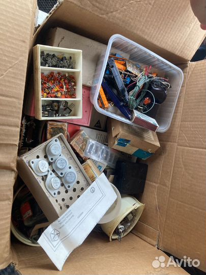 Две коробки радиодеталей