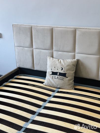 Кровать двуспальная с мягким изголовьем