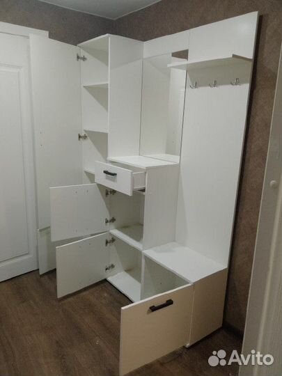 Прихожая со шкафом и зеркалом белая