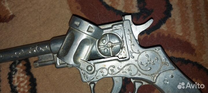 Игрушечный автомат и пистолет