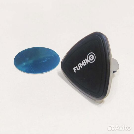 Магнитный держатель для смартфона в автомобиль