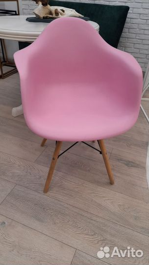 Стул розовый Eames