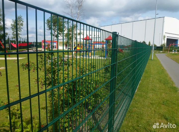 Забор из 3D сетки с металлическими столбами качест