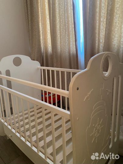 Детская кроватка с маятником