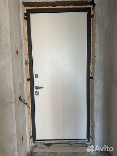 Дверь входная железная б/у 223,5х100,5