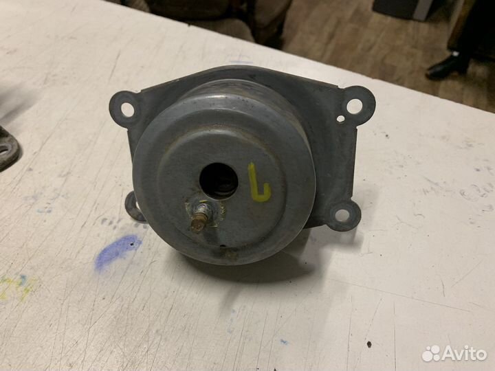 Опора двигателя правая/левая Opel Astra H 1.6