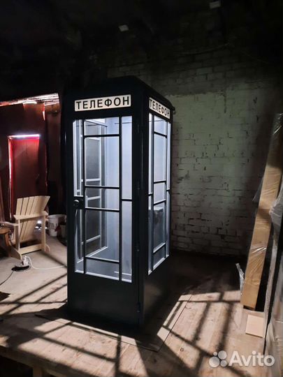 Телефонная будка СССР с надписью 