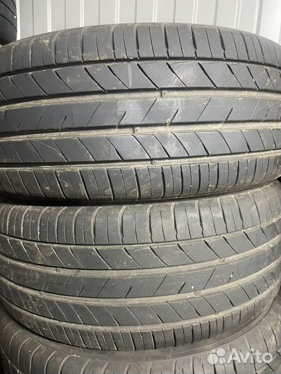 Kumho Ecsta HS52 215/45 R16