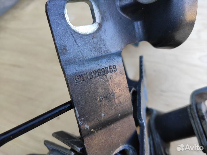 Петли дверей капота на Opel Meriva B