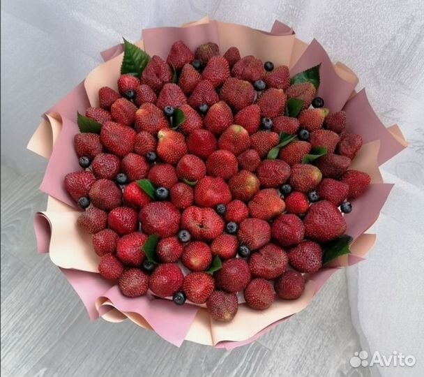 Съедобные букеты. Подарок из клубники, конфет