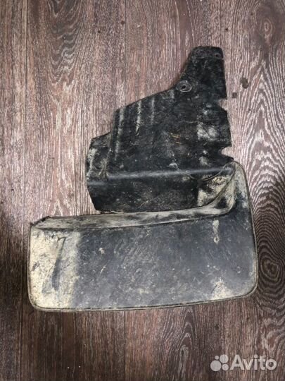 Брызговик задний левый Toyota Land Cruiser FZJ100