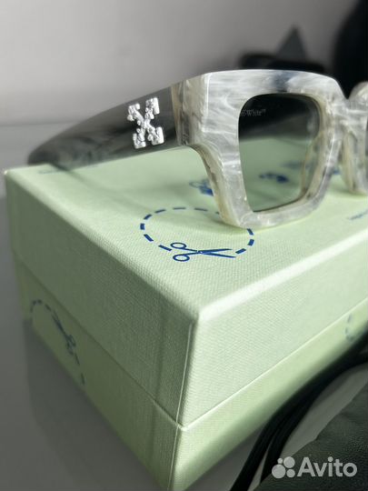 Солнцезащитные очкиOff-White
